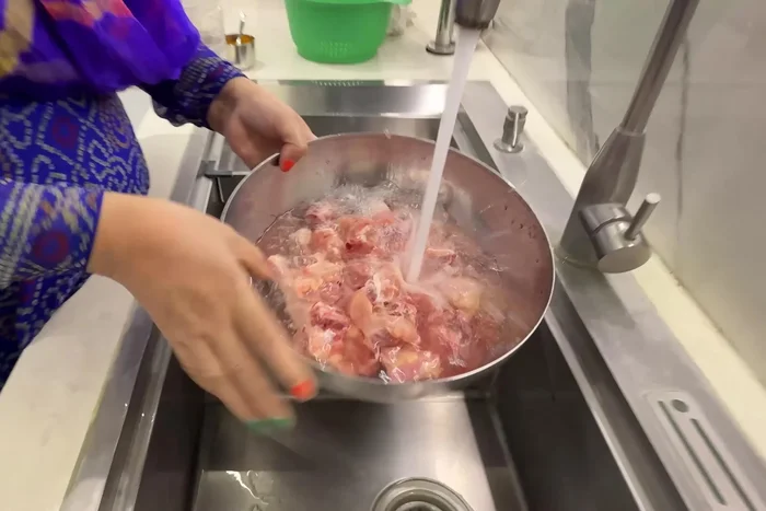 Wash the chicken thoroughly with water, adding salt and turmeric to help remove impurities. You can also add lemon or onion. Wash multiple times for 5 minutes each.