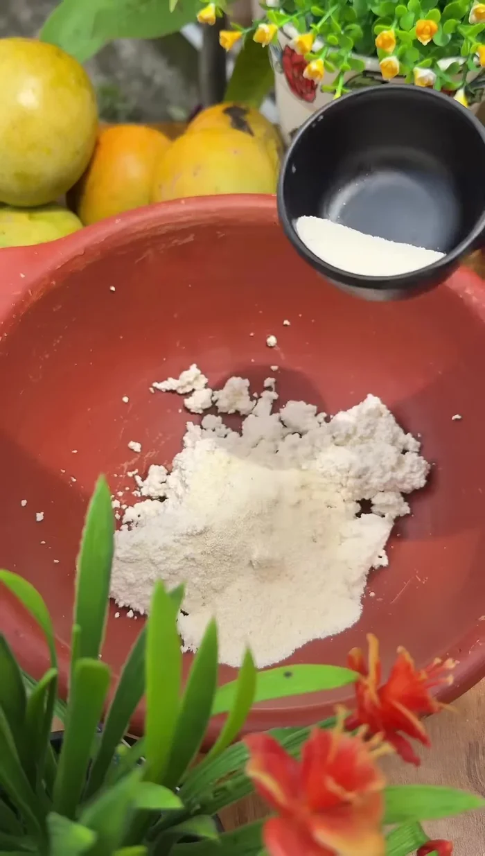 Add semolina to the chenna.