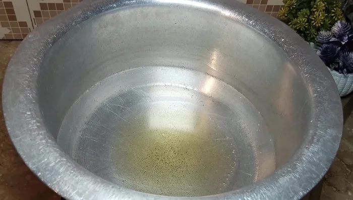 Heat 0.5 cup of oil in a pot. Add sliced onions and fry until light brown (5-6 minutes).
