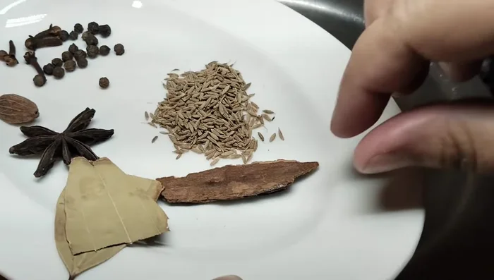 Add whole spices (cinnamon, white cumin, black pepper, cloves, star anise, bay leaf), garlic-ginger paste, and fry for 1 minute. Add 2-3 tablespoons of water to prevent burning.
