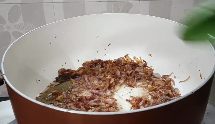 Add 400 grams of onions and sauté until golden brown, reserving some for garnish.