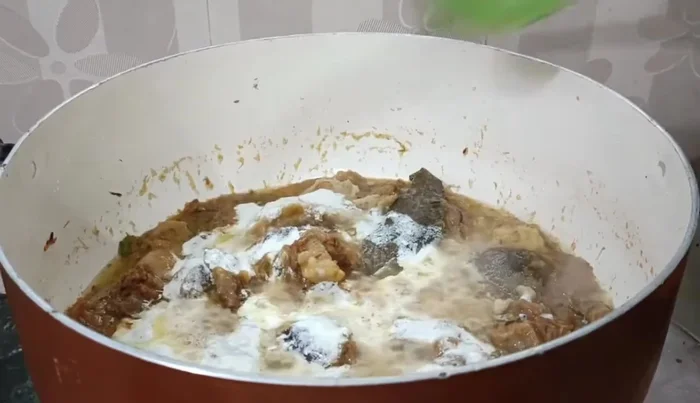 Add 200 grams of curd (yogurt).