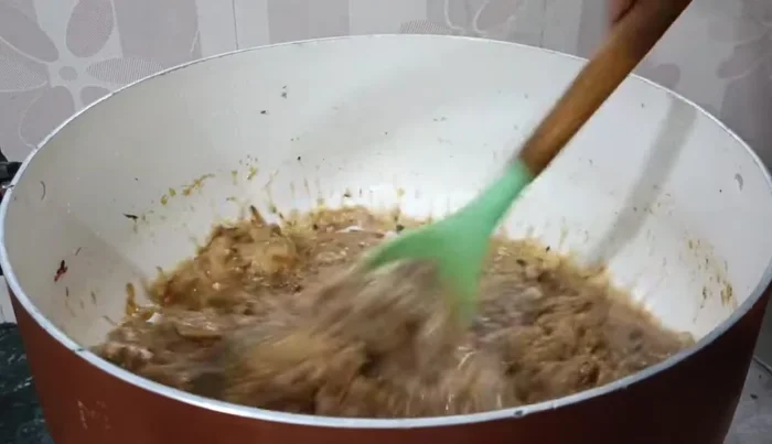 Add the ground spice powder, green coriander, and chaat masala. Stir well.