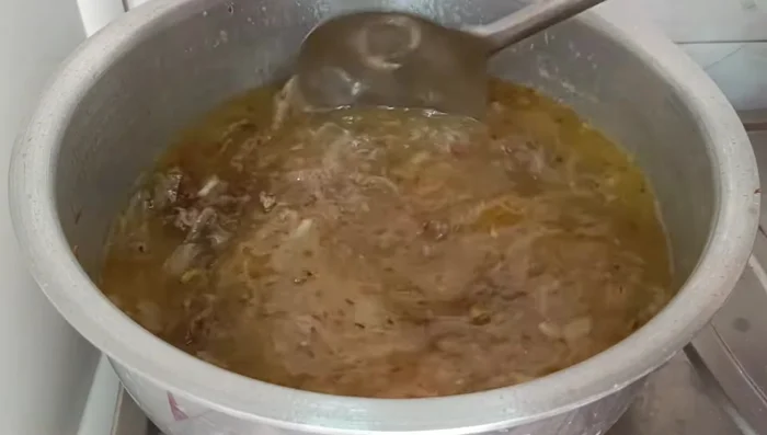 Add the prepared yakhni and mix well. Bring to a boil.
