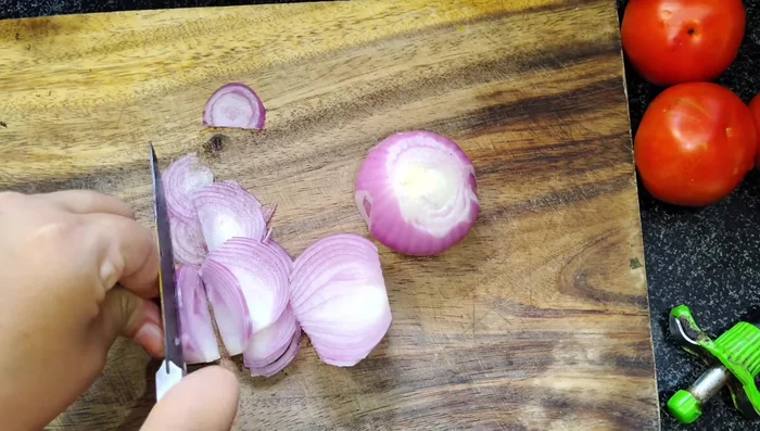 Heat oil in a pot, add thinly sliced onions and sauté until translucent. (254.36)