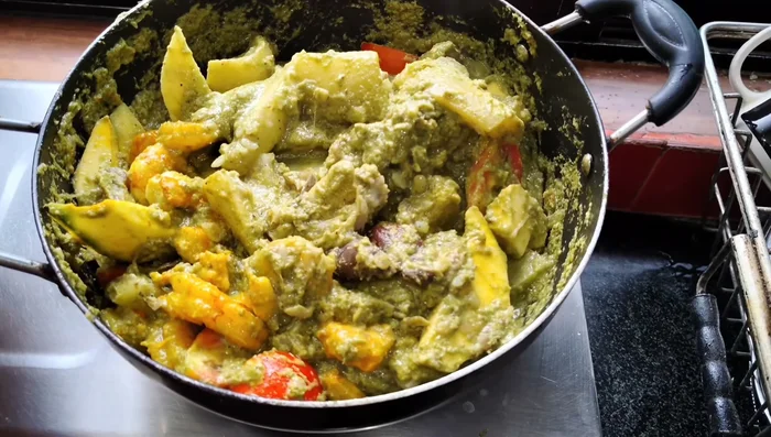 Add hot water gradually to adjust the gravy consistency. (465.919)