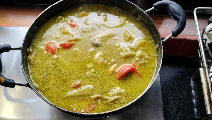 Simmer until the prawns are cooked and the gravy has thickened. (543.48)