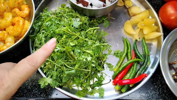 Grind coconut, coriander, green chilies, garlic, ginger, cumin, cloves, whole coriander, black pepper into a smooth paste with water. (60.16)