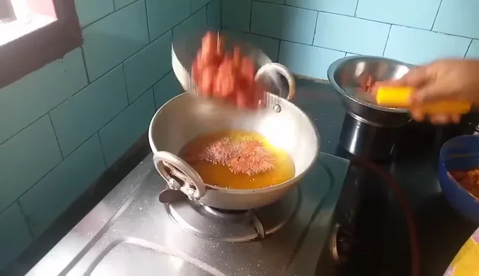 Drain and serve: Remove the pakoras from the oil and place them on a paper towel-lined plate to drain excess oil. Serve hot.