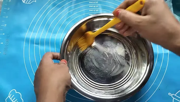 Grease a steaming vessel with ghee or oil.