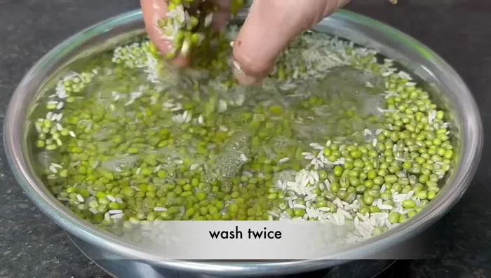 Wash green peas and rice thoroughly 1-2 times. Do not soak.