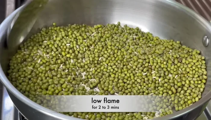 Lightly fry the dried peas for 2-3 minutes in a pan over low heat to remove any remaining moisture. Set aside to cool completely.
