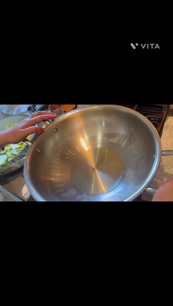 Heat olive oil in a heavy-weight steel kadhai over medium flame.
