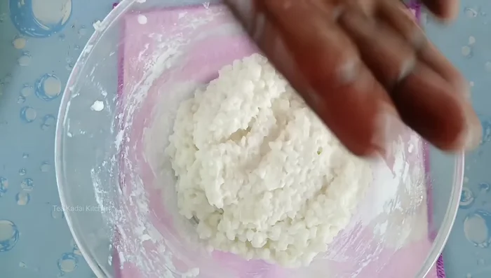 Roll the mixture into small balls.