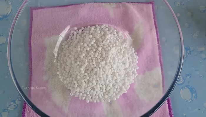 Rinse 1 cup (200g) of Javanese rice with plain water.