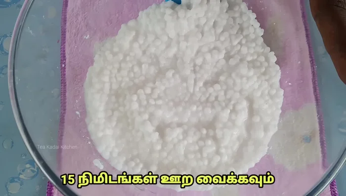 Add flour to the soaked rice, mix well, and let it marinate.