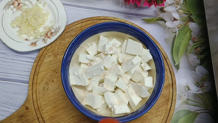 Transfer the paneer to a bowl. Add salt, Kashmiri chili powder, black pepper powder, and cornflour. Toss well to coat.