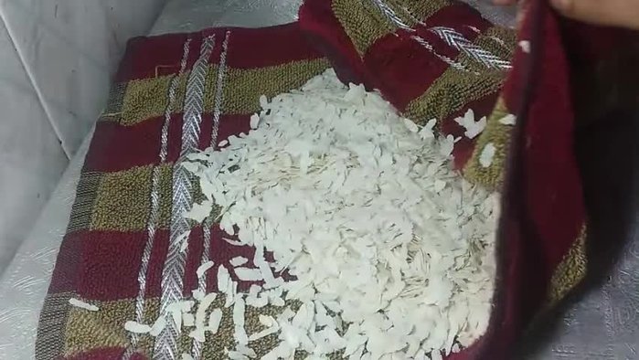 Take one cup of poha (thin or thick), wipe it with a cloth, and grind it into a fine powder using a mixer.
