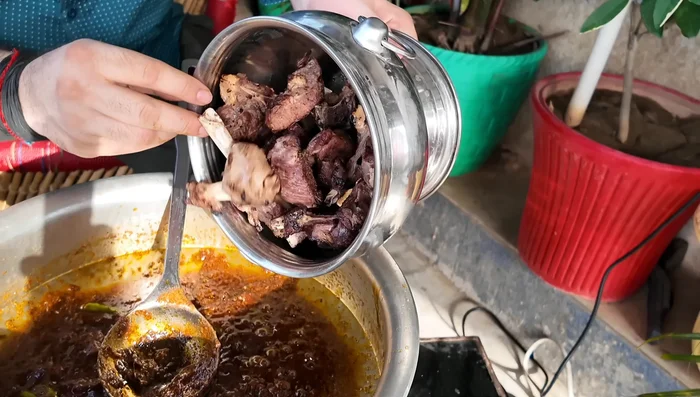 Add the roasted mutton and mix well.