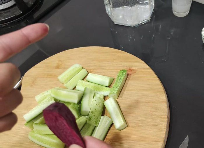 Prepare the beetroot: Cut a small piece into smaller slices.