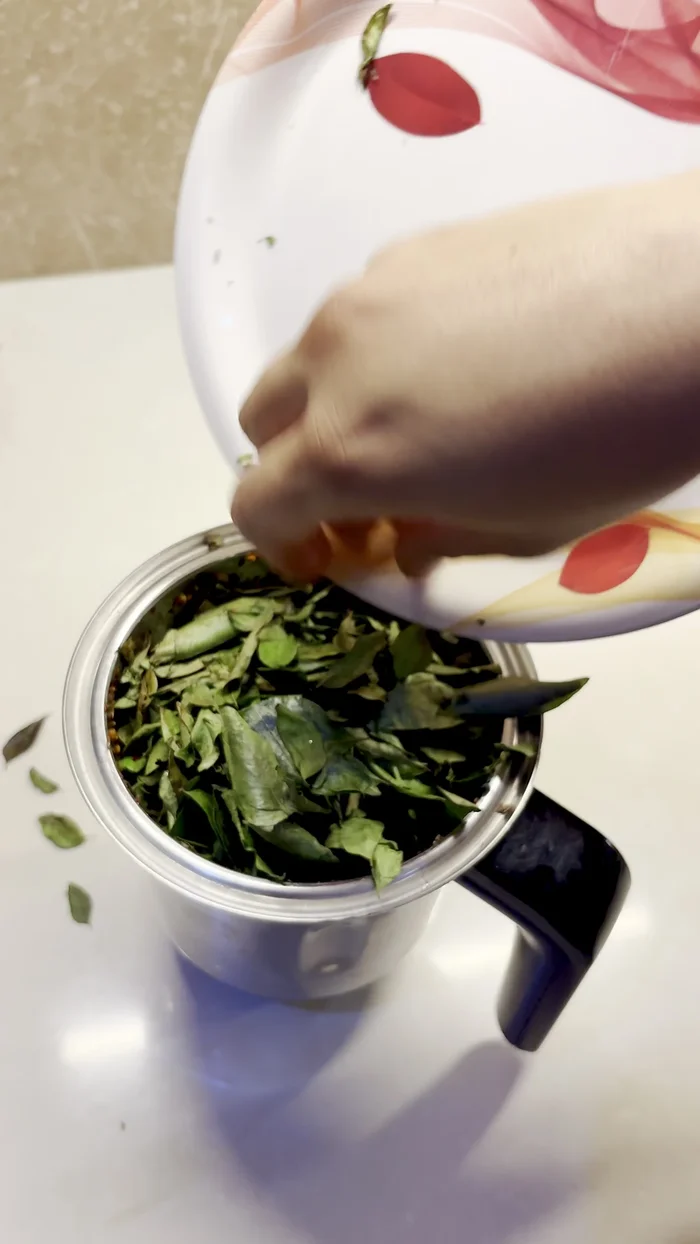 Add the roasted curry leaves to the mixer jar and pulse until combined.