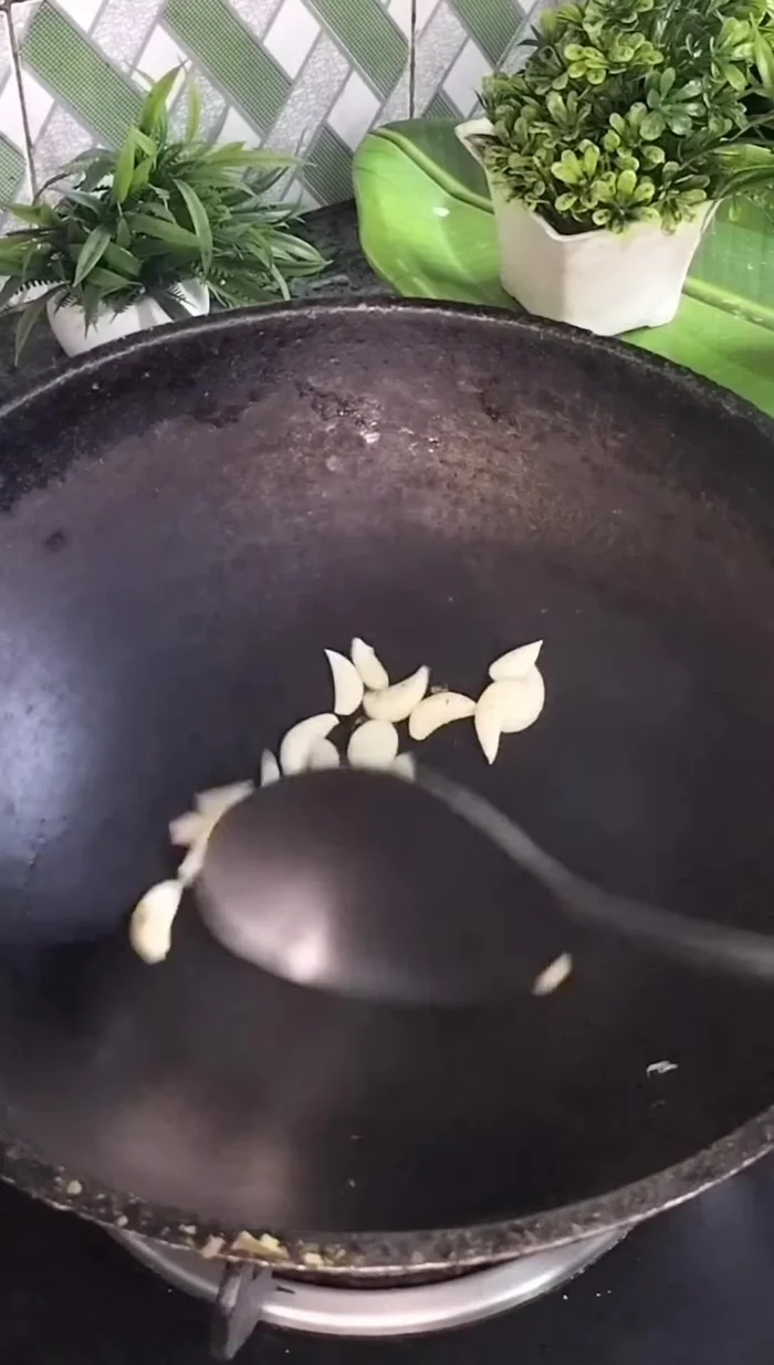 Dry fry garlic until dry.