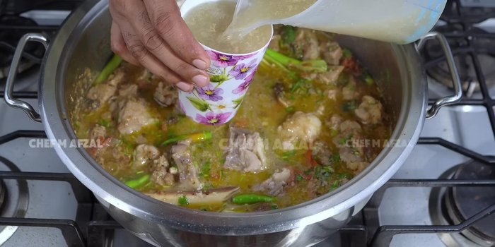 Add yakhni (meat broth) to the pot. Adjust the amount of yakhni based on how long you soaked the rice (6 glasses for rice soaked for an hour).