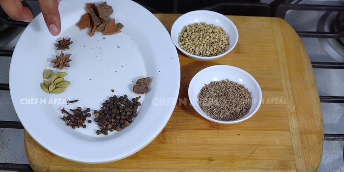 Prepare the masala: Grind badiyan, cinnamon, cardamom, cloves, pepper, coriander, cumin, and bay leaf coarsely.
