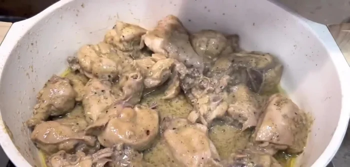 Add the juice of half a lemon and 3-4 green chilies to the cooked chicken, reducing the liquid.