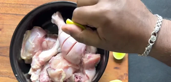 Marinate the chicken with lemon juice and salt for 15-20 minutes.
