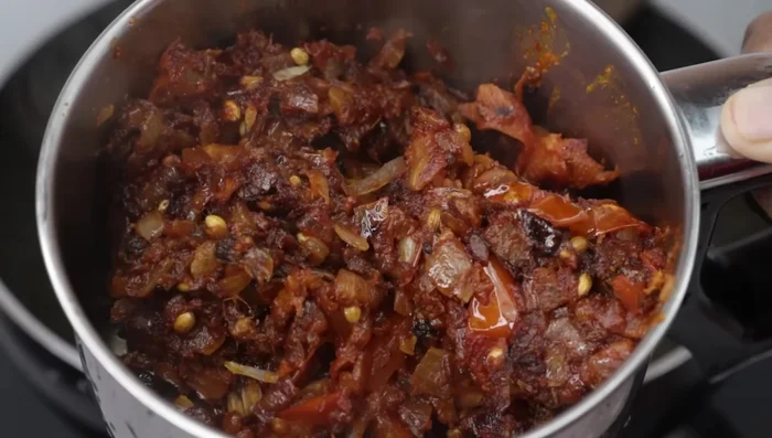 Turn off the stove, let it cool, and blend into a fine paste.