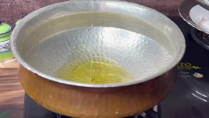 Heat oil and ghee in a vessel. Add shah jeera and sauté lightly.