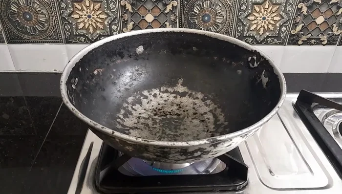 Heat oil in a pan. Add onions and fry until golden brown.