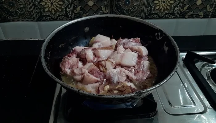 Add poke meat to the pan and mix well. Fry until the meat starts to brown.