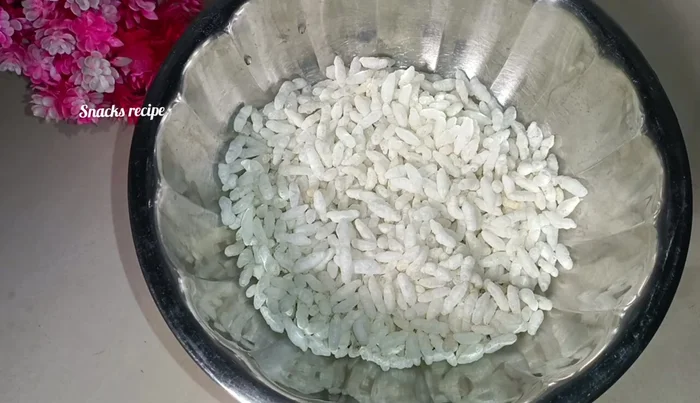 Clean puffed rice thoroughly with a kitchen napkin to remove dust particles.