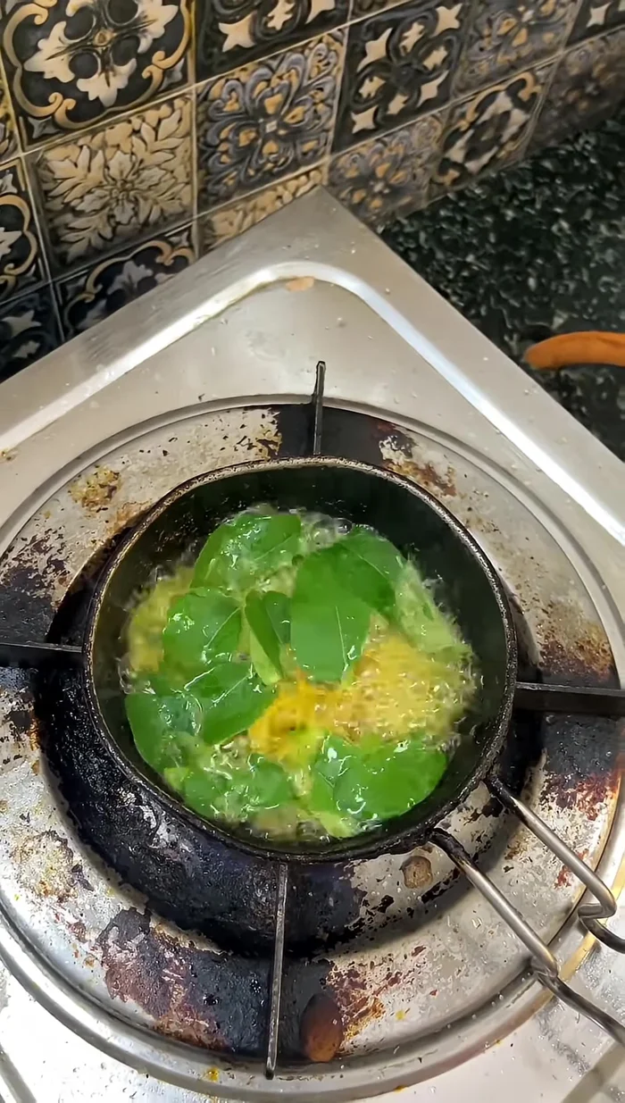 Add 1/2 teaspoon of turmeric powder. Once well mixed, pour into a serving bowl.