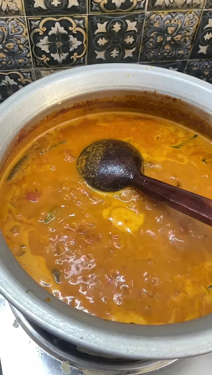 Add 1/4 kg of prawns (peeled).