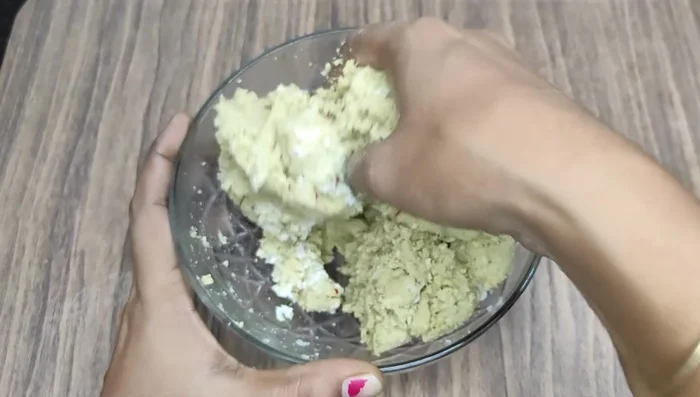 Knead the mixture until it becomes thick.