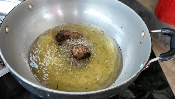 Fry the liver mixture in batches until lightly brownish and crispy, about 3-4 minutes per batch.