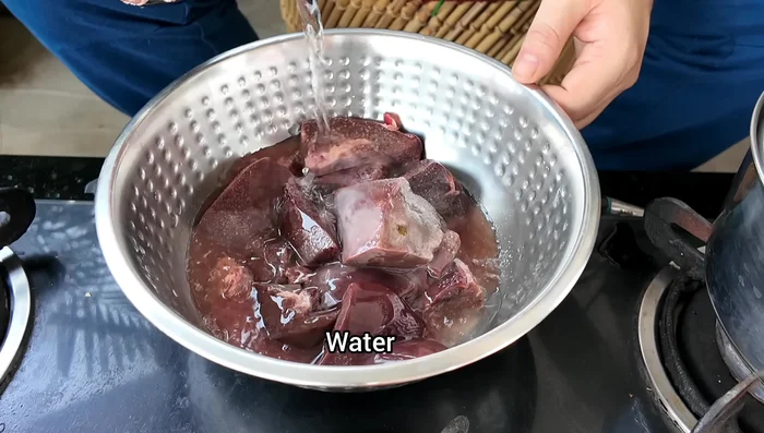Clean the goat liver thoroughly. Marinate it with white vinegar, salt, and water for 5 minutes. Drain the water.