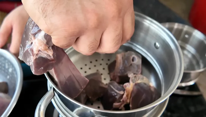 Steam the marinated liver for 40 minutes to 1 hour.