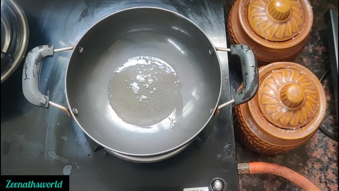Heat 2 tablespoons of oil in a pan.
