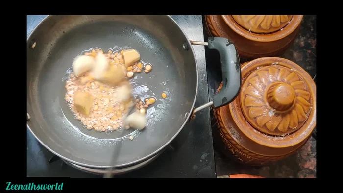Add 1-2 pieces of ginger and stir-fry.