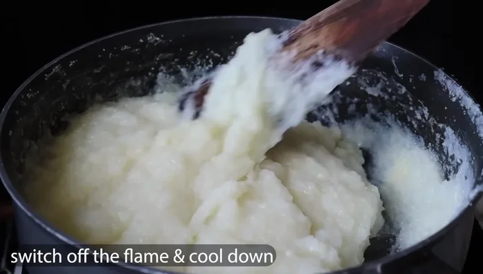 Cook on low heat until the mixture thickens, stirring constantly. Turn off the heat and let it cool completely.