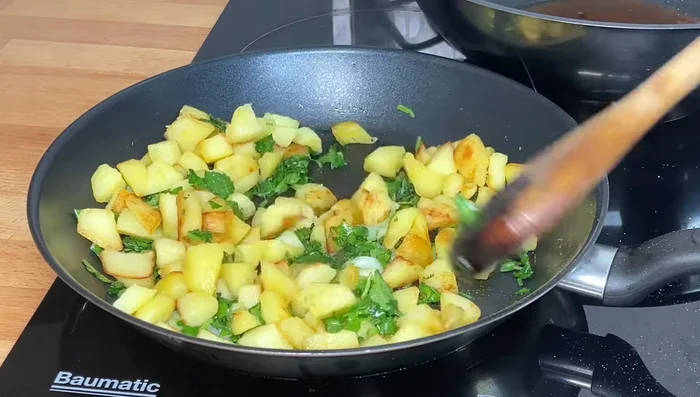 Mix roasted dandelion leaves with the rice.