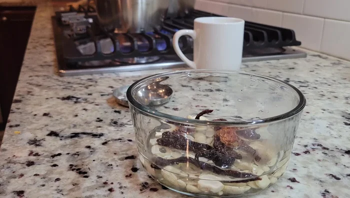 Soak cashews and Kashmiri red chili in hot water (100.079).