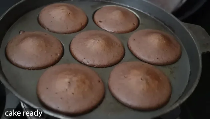 Turn off the heat and let the cakes cool slightly before serving.