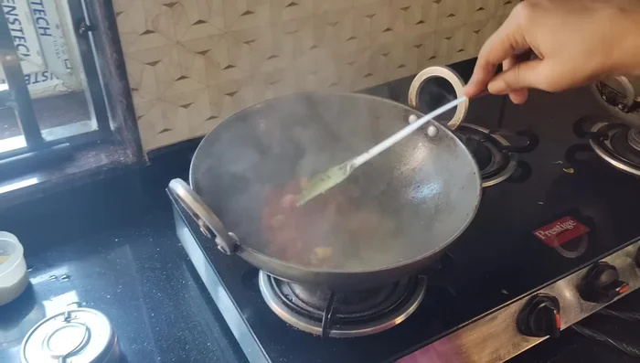 Fry the tomatoes.