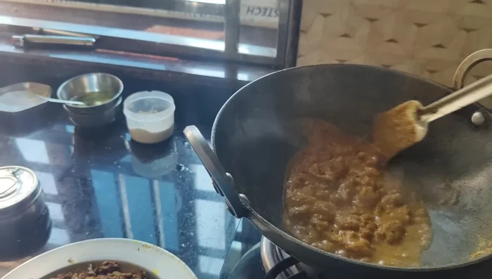 Add water to adjust the gravy consistency.