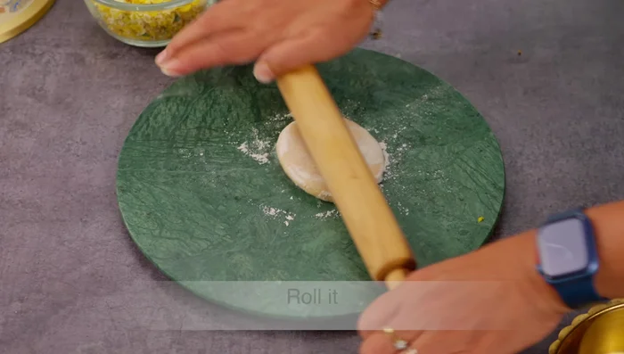 Method 1: Roll out a dough ball, place stuffing in the center, bring all four edges together, flatten, and seal.